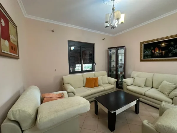 Tirane, jepet me qera apartament 2+1+Aneks+Ballkon Kati 2, 120 m² 500 € (rruga 5 maji)