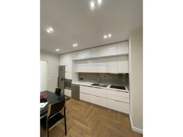 Tirane, jepet me qera apartament 2+1+Ballkon Kati 5, 81 m² 850 € (Pazari i Ri)