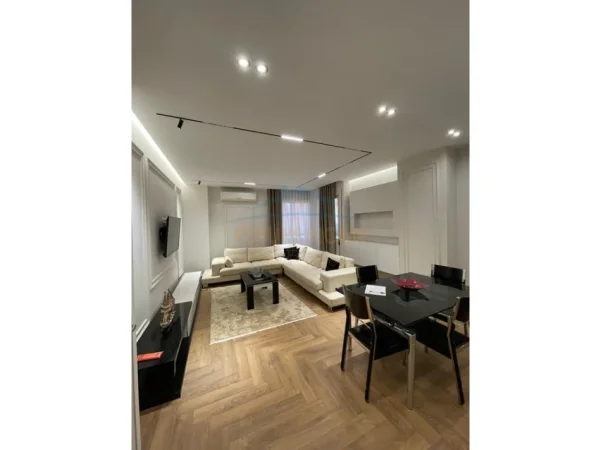 Tirane, jepet me qera apartament 2+1+Ballkon Kati 5, 81 m² 850 € (Pazari i Ri)
