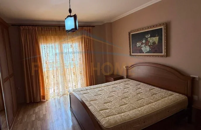 Tirane, jepet me qera apartament 1+1 Kati 8, 75 m² 600 € (Sheshi Willson)