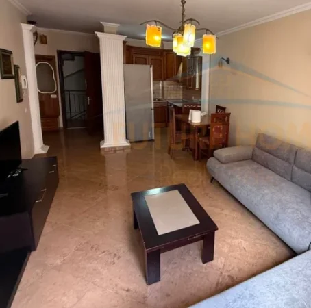 Tirane, jepet me qera apartament 1+1 Kati 8, 75 m² 600 € (Sheshi Willson)