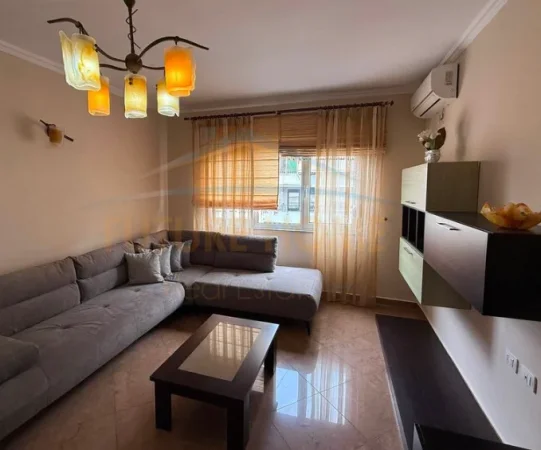 Tirane, jepet me qera apartament 1+1 Kati 8, 75 m² 600 € (Sheshi Willson)