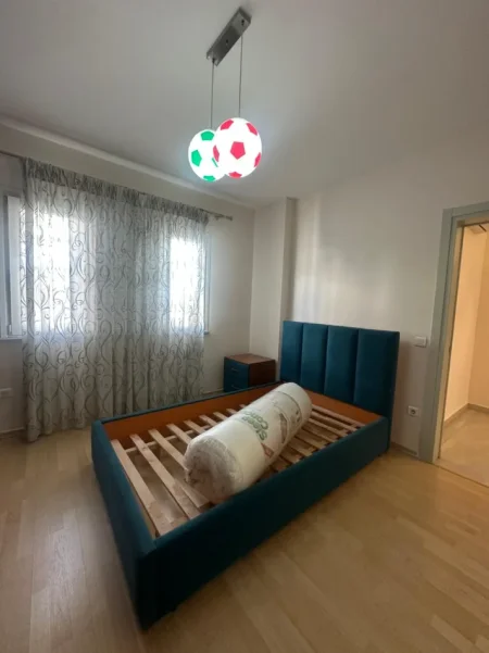 Tirane, jepet me qera apartament 2+1 , 130 m² 950 € (Komuna e Parisit)