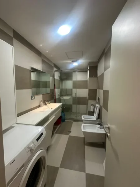 Tirane, jepet me qera apartament 2+1 , 130 m² 950 € (Komuna e Parisit)