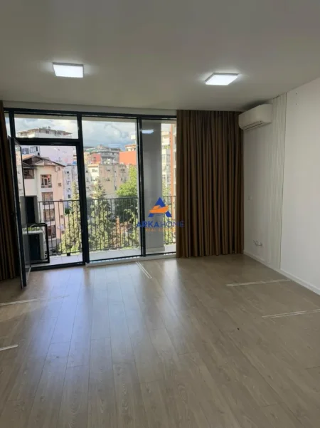 Tirane, jepet me qera ambjent biznesi Kati 4, 77 m² 1.051 € 