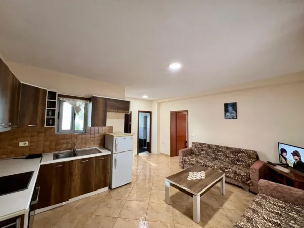 Tirane, jepet me qera apartament 1+1+Ballkon Kati 1, 70 m² 300 € (Rruga Pjeter Budi)