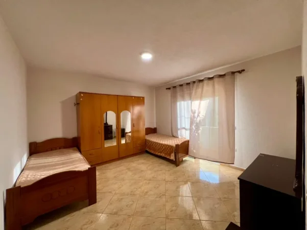 Tirane, jepet me qera apartament 1+1+Ballkon Kati 1, 70 m² 300 € (Rruga Pjeter Budi)
