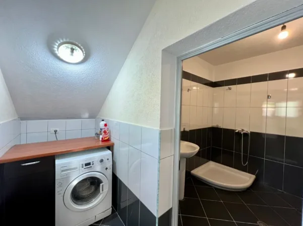 Tirane, jepet me qera apartament 1+1+Ballkon Kati 1, 70 m² 300 € (Rruga Pjeter Budi)