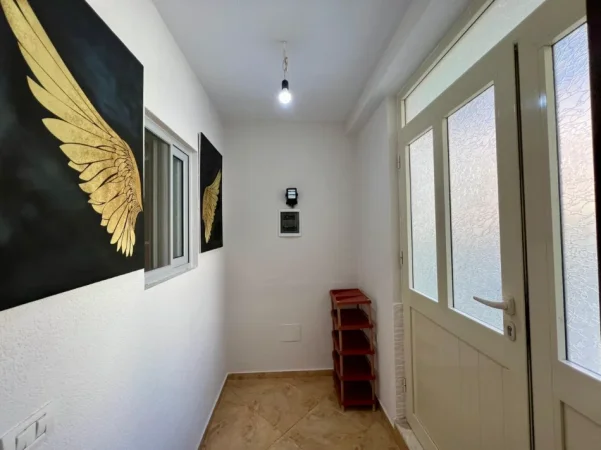 Tirane, jepet me qera apartament 1+1+Ballkon Kati 1, 70 m² 300 € (Rruga Pjeter Budi)