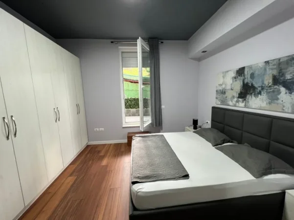 Tirane, jepet me qera apartament 2+1 Kati 0, 90 m² 650 € (liqeni i thate)