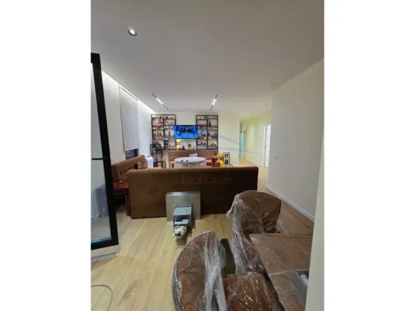 Tirane, jepet me qera apartament 2+1+Ballkon Kati 4, 120 m² 850 € (Siri Kodra)
