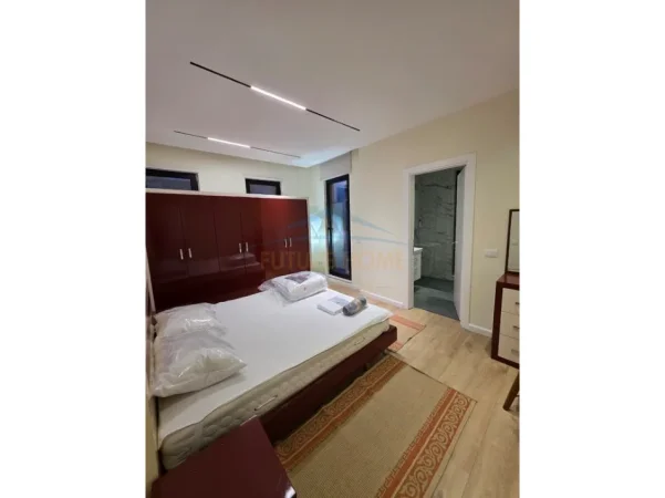 Tirane, jepet me qera apartament 2+1+Ballkon Kati 4, 120 m² 850 € (Siri Kodra)