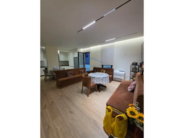 Tirane, jepet me qera apartament 2+1+Ballkon Kati 4, 120 m² 850 € (Siri Kodra)