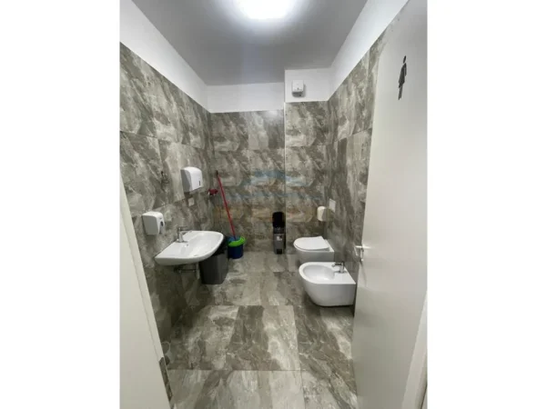 Tirane, jepet me qera ambjent biznesi Kati 2, 214 m² (Rruga Panorama)