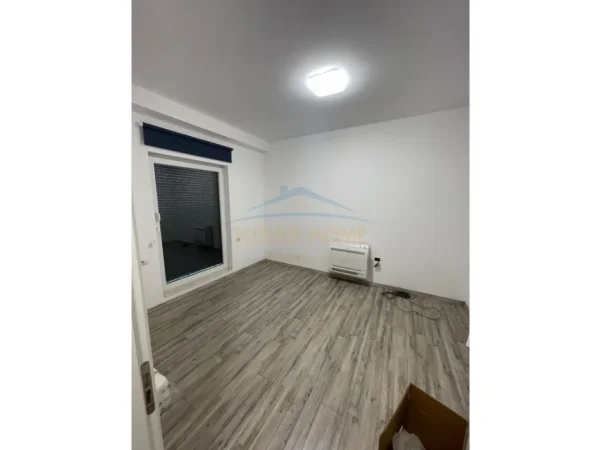 Tirane, jepet me qera ambjent biznesi Kati 2, 214 m² (Rruga Panorama)