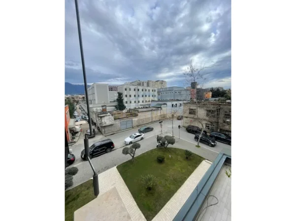 Tirane, jepet me qera ambjent biznesi Kati 2, 214 m² (Rruga Panorama)