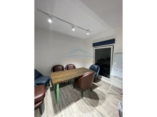 Tirane, jepet me qera ambjent biznesi Kati 2, 214 m² (Rruga Panorama)