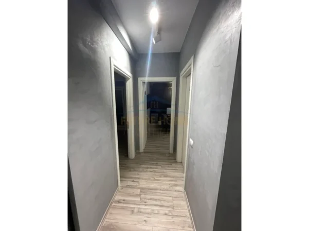 Tirane, jepet me qera ambjent biznesi Kati 2, 214 m² (Rruga Panorama)