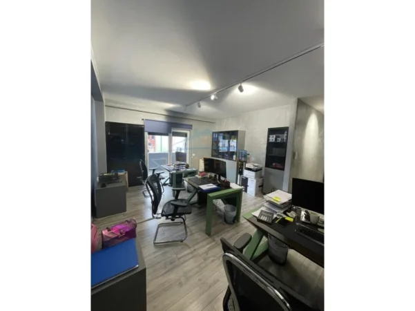 Tirane, jepet me qera ambjent biznesi Kati 2, 214 m² (Rruga Panorama)