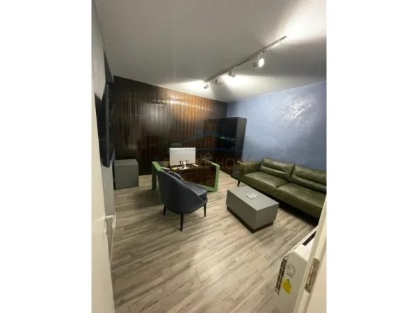 Tirane, jepet me qera ambjent biznesi Kati 2, 214 m² (Rruga Panorama)