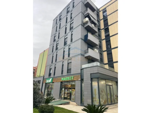 Tirane, jepet me qera ambjent biznesi Kati 2, 214 m² (Rruga Panorama)