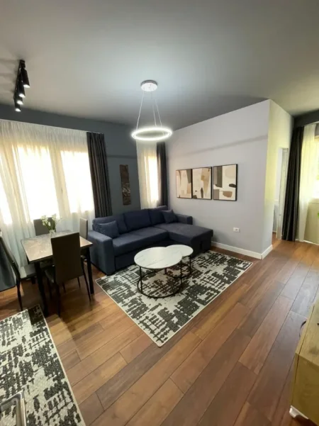 Tirane, jepet me qera apartament 2+1 Kati 2, 600 € (KOPSHTI BOTANIK)