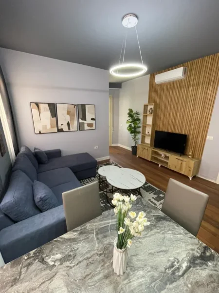 Tirane, jepet me qera apartament 2+1 Kati 2, 600 € (KOPSHTI BOTANIK)