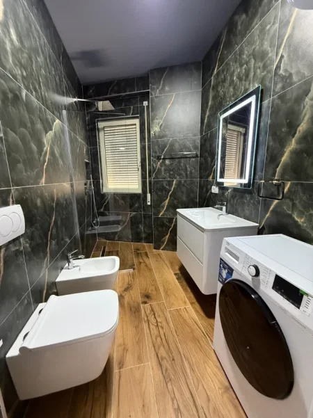 Tirane, jepet me qera apartament 2+1 Kati 2, 600 € (KOPSHTI BOTANIK)