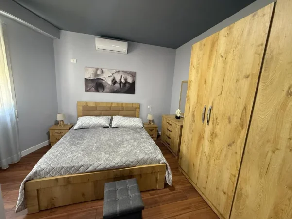 Tirane, jepet me qera apartament 2+1 Kati 2, 600 € (KOPSHTI BOTANIK)