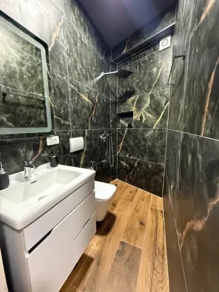 Tirane, jepet me qera apartament 2+1 Kati 2, 600 € (KOPSHTI BOTANIK)