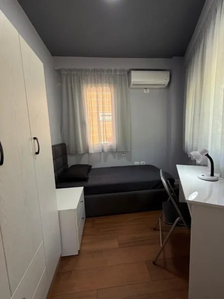 Tirane, jepet me qera apartament 2+1 Kati 2, 600 € (KOPSHTI BOTANIK)