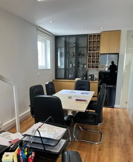 Tirane, jepet me qera zyre Kati 7, 90 m² 800 € (Gjin Bue Shpata)