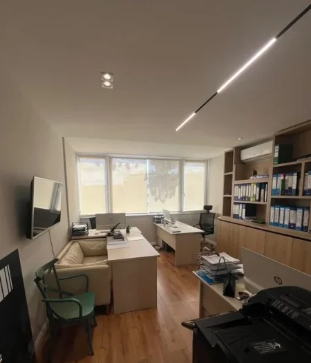 Tirane, jepet me qera zyre Kati 7, 90 m² 800 € (Gjin Bue Shpata)