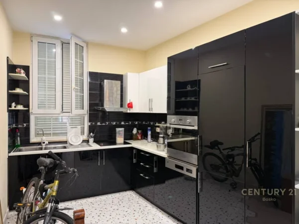 Tirane, jepet me qera apartament 1+1 Kati 2, 79 m² 600 € (kodra e diellit)