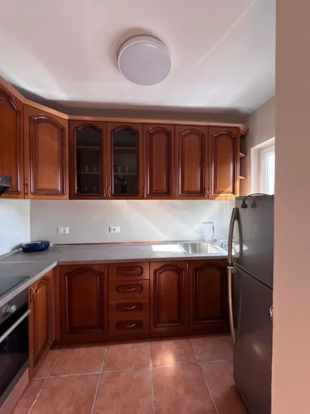 Tirane, jepet me qera apartament 2+1+Ballkon Kati 4, 78 m² 650 € (Rruga Pjeter Budi)