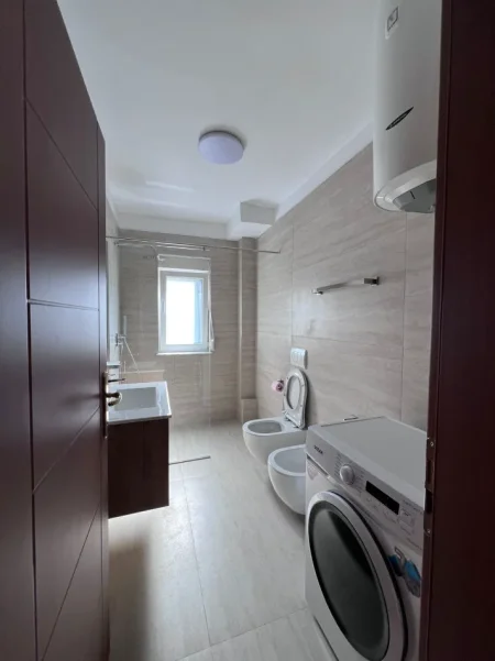 Tirane, jepet me qera apartament 2+1+Ballkon Kati 4, 78 m² 650 € (Rruga Pjeter Budi)