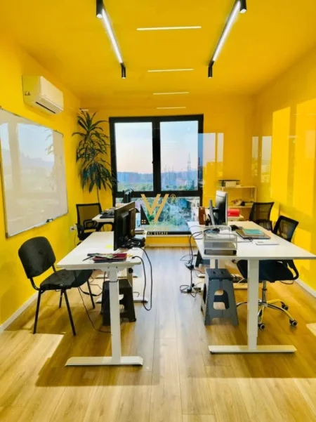 Tirane, jepet me qera zyre Kati 4, 220 m² 1.700 € (SIRI KODRA)
