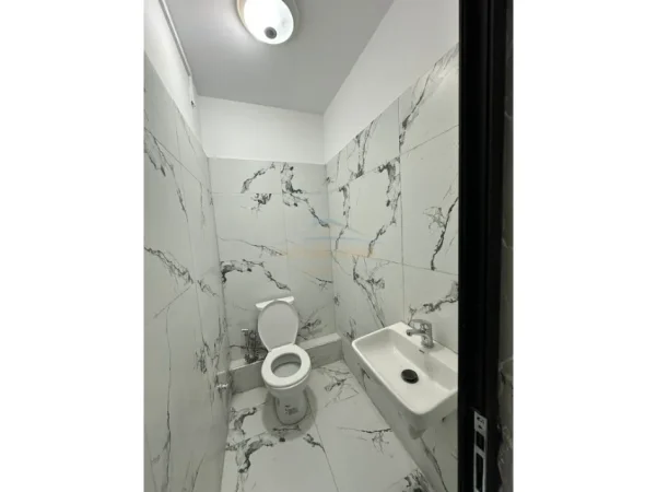 Vlore, jepet me qera ambjent biznesi Kati 4, 120 m² 1.700 € (Trasballkanike)