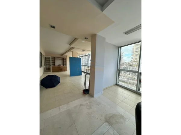 Vlore, jepet me qera ambjent biznesi Kati 4, 120 m² 1.700 € (Trasballkanike)