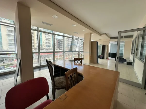 Vlore, jepet me qera ambjent biznesi Kati 4, 120 m² 1.700 € (Trasballkanike)