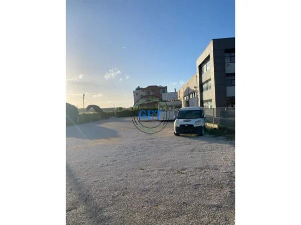 Durres, jepet me qera ambjent biznesi , 1.200 m² 500 € (Mbikalimi i Fllakës)