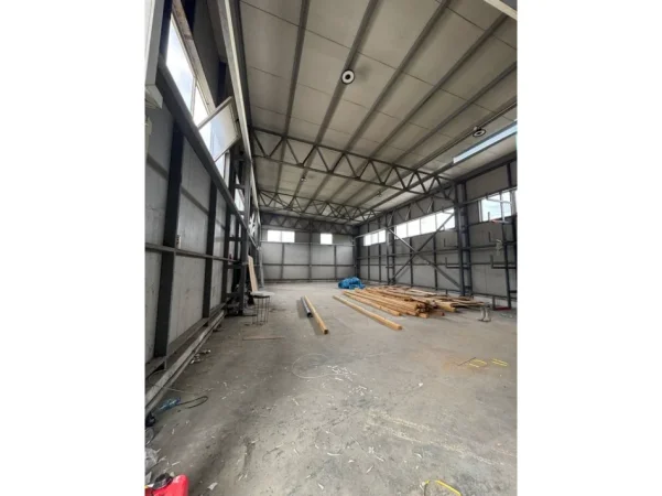 Tirane, jepet me qera magazine Kati 0, 140 m² 1.800 € 
