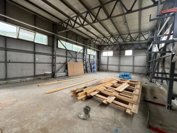 Tirane, jepet me qera magazine Kati 0, 140 m² 1.800 € 