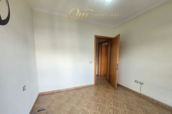 Tirane, jepet me qera zyre Kati 6, 106 m² 700 € (sheshi karl topia)