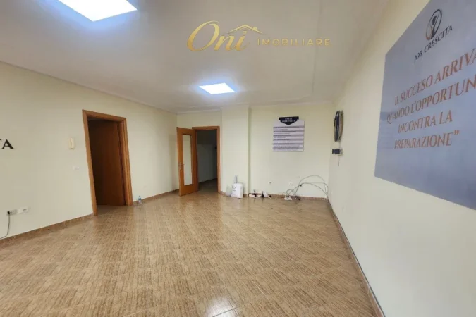 Tirane, jepet me qera zyre Kati 6, 106 m² 700 € (sheshi karl topia)