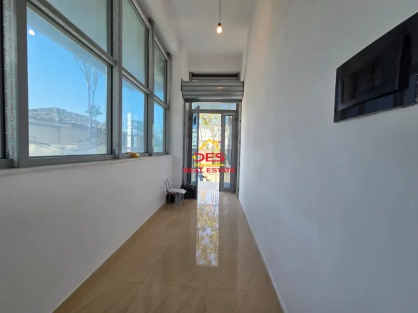 Vlore, jepet me qera ambjent biznesi Kati 0, 25 m² 200 € (Rruga Ali Demi)