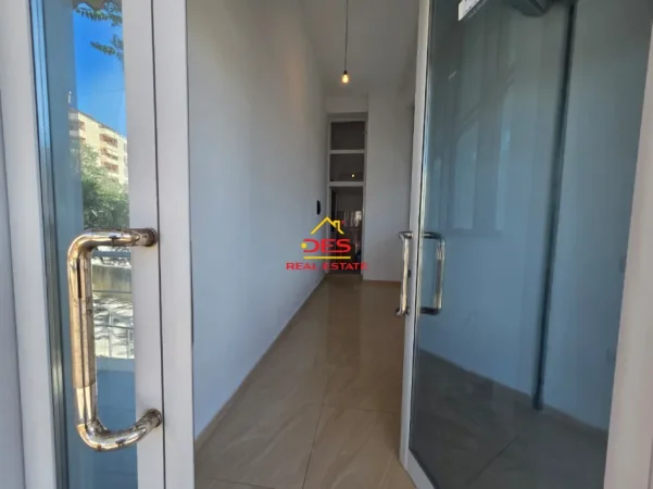 Vlore, jepet me qera ambjent biznesi Kati 0, 25 m² 200 € (Rruga Ali Demi)