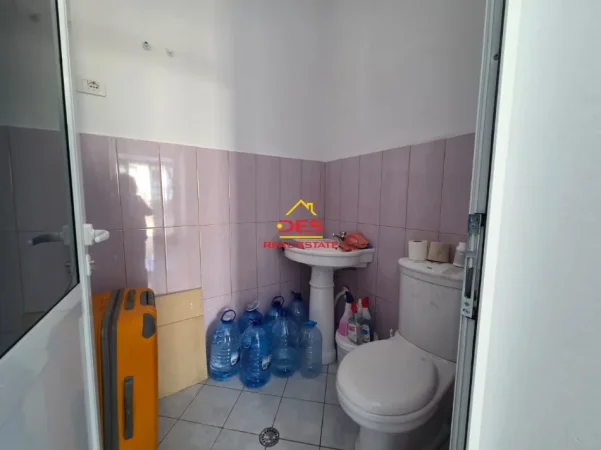 Vlore, jepet me qera ambjent biznesi Kati 0, 25 m² 200 € (Rruga Ali Demi)