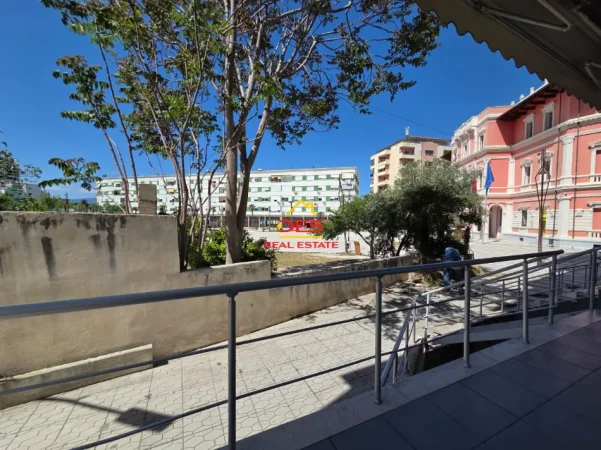 Vlore, jepet me qera ambjent biznesi Kati 0, 25 m² 200 € (Rruga Ali Demi)
