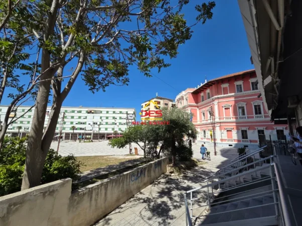 Vlore, jepet me qera ambjent biznesi Kati 0, 25 m² 200 € (Rruga Ali Demi)
